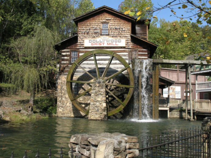 La Quinta Inn Pigeon Forge vacation packages savings for Dollywood Dixie Stampede Titanic Museum