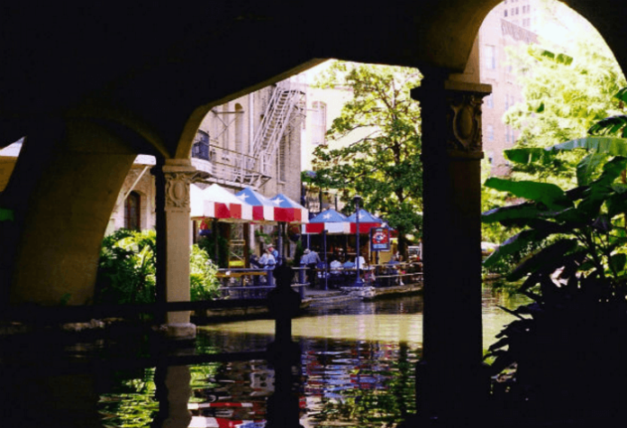 Stay on holiday stay luxury hotel for 2 in San Antonio Texas near riverwalk