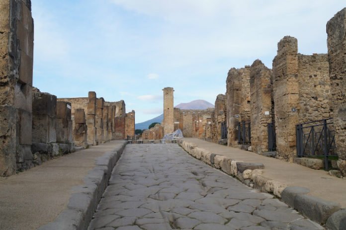 Free 8 day Italy tour see Rome Naples Pompeii