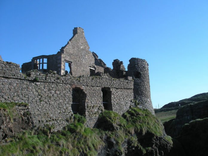 Giant Causeway Carrick-a-Rede Rope Bridge Dunluce Castle tour savings
