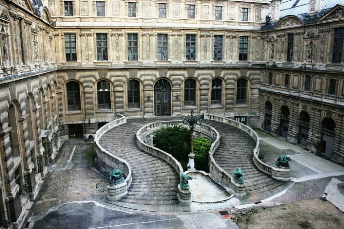 20% off Louvre Museum tour in Paris France