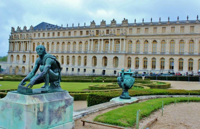 25% off Palace of Versailles tour Paris France trip savings