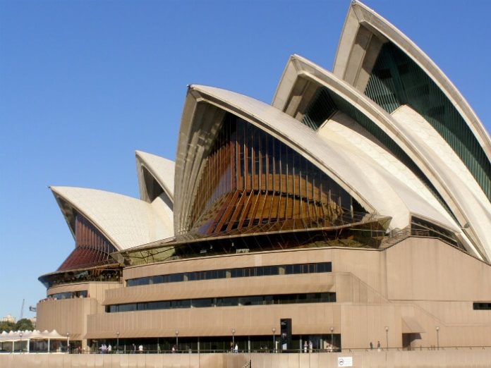 See Sydney Opera House, Harbour Bridge, Royal Botanical Gardens, Double Bay, Rose Bay on Sydney Big Bus Tour with deal