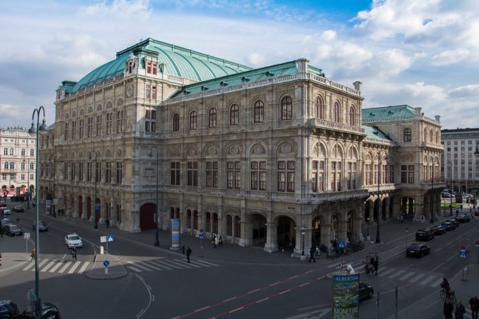 Save over 30% on Grand Hotel Wien in Vienna Austria