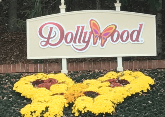 10 reasons to go to Smoky Mountain Christmas at Dollywood parade meeting Santa & Rudolph worship service musical shows