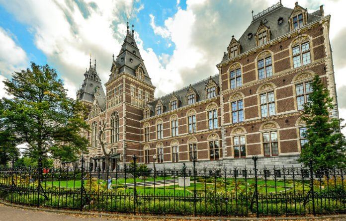 Save 25% off Room Mate Aitana near Canals of Amsterdam, Royal Palace, Anne Frank House, Rijksmuseum