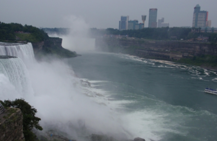 Embassy Suites Niagara Falls package deals dining & casino vouchers