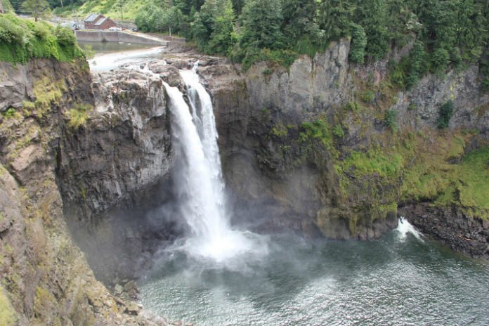 Discounted tour out of Seattle see SNoqualmie Falls Pike Place Market Boeing Factory