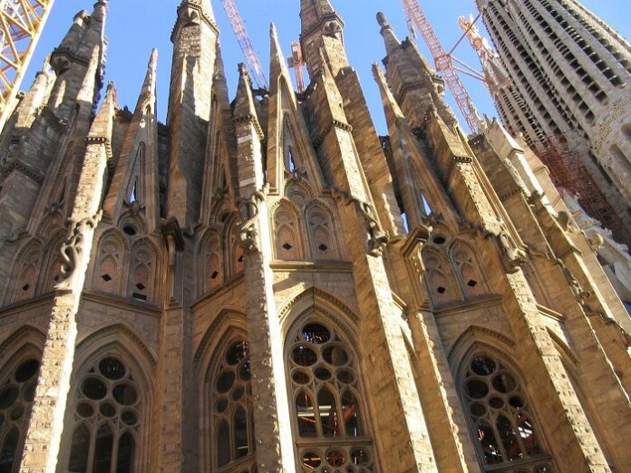See Barcelona in 1 day & save money by booking 2 popular sightseeing tours together
