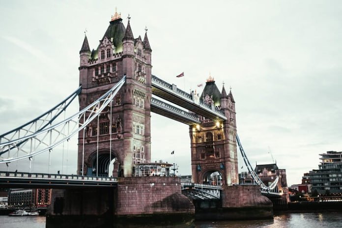 Book cheap roundtrip airfare from Boston to London under $390