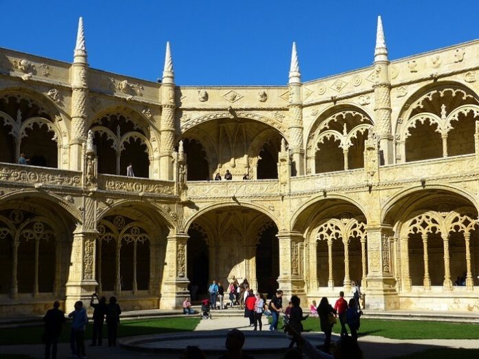 Promo code for 10% off hop-on, hop-off bus tour in Lisbon Portugal