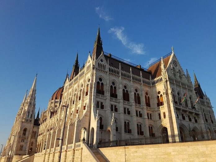 Discount code for 10% off hop on hop off bus & boat tour in Budapest