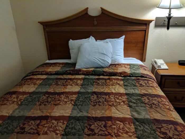 large bed inside Country Inn & Suites Williamsburg hotel room