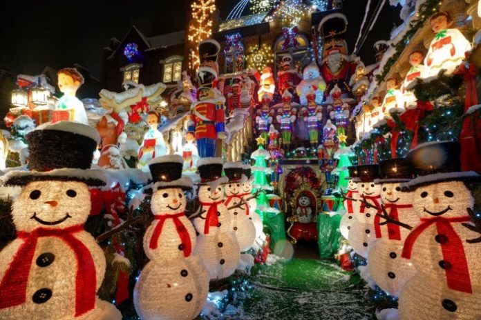 Discount price for tour from Manhattan to Dyker Heights Brooklyn for Christmas lights