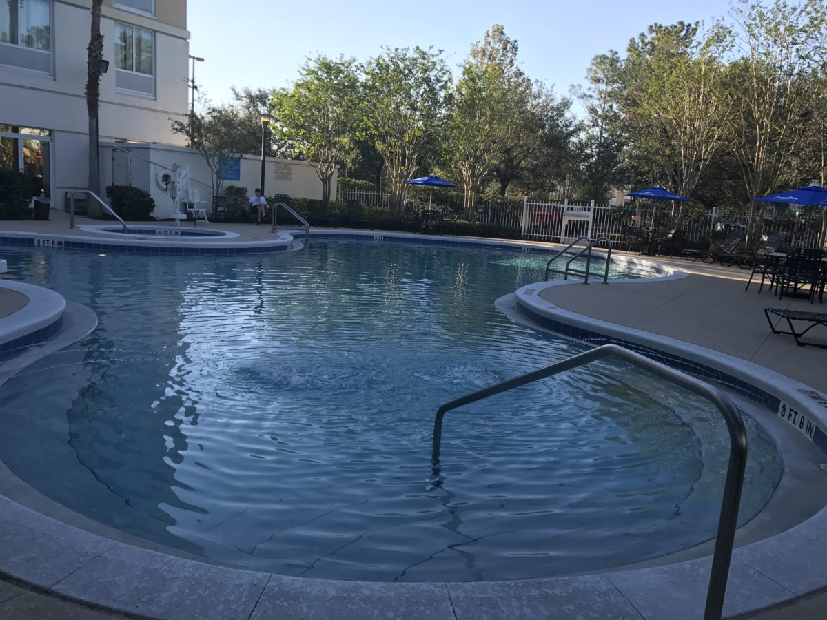 Hotel within walking distance of SeaWorld Orlando has a great pool, hot tub