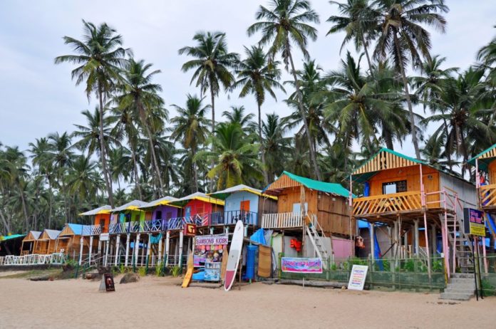 How to enjoy a beach holiday in Goa India at discounted prices