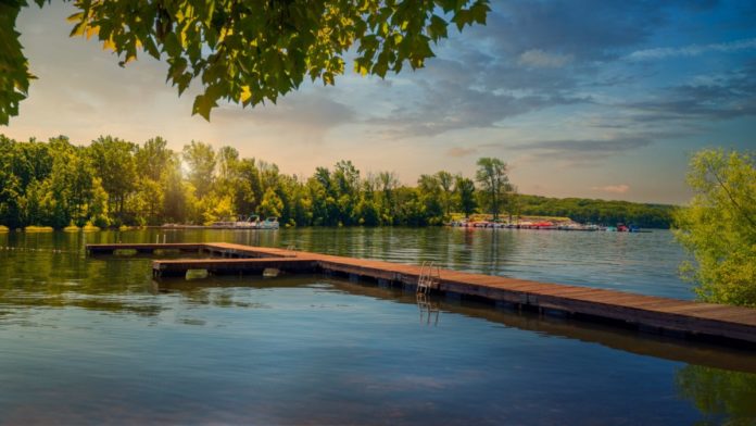 A picture of Lake Wallenpaupack in the Poconos. Find out how you can book a hotel nearby for under $100/night