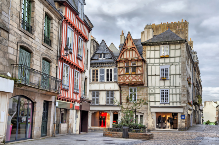 How to get the lowest prices for the best hotels in Quimper France