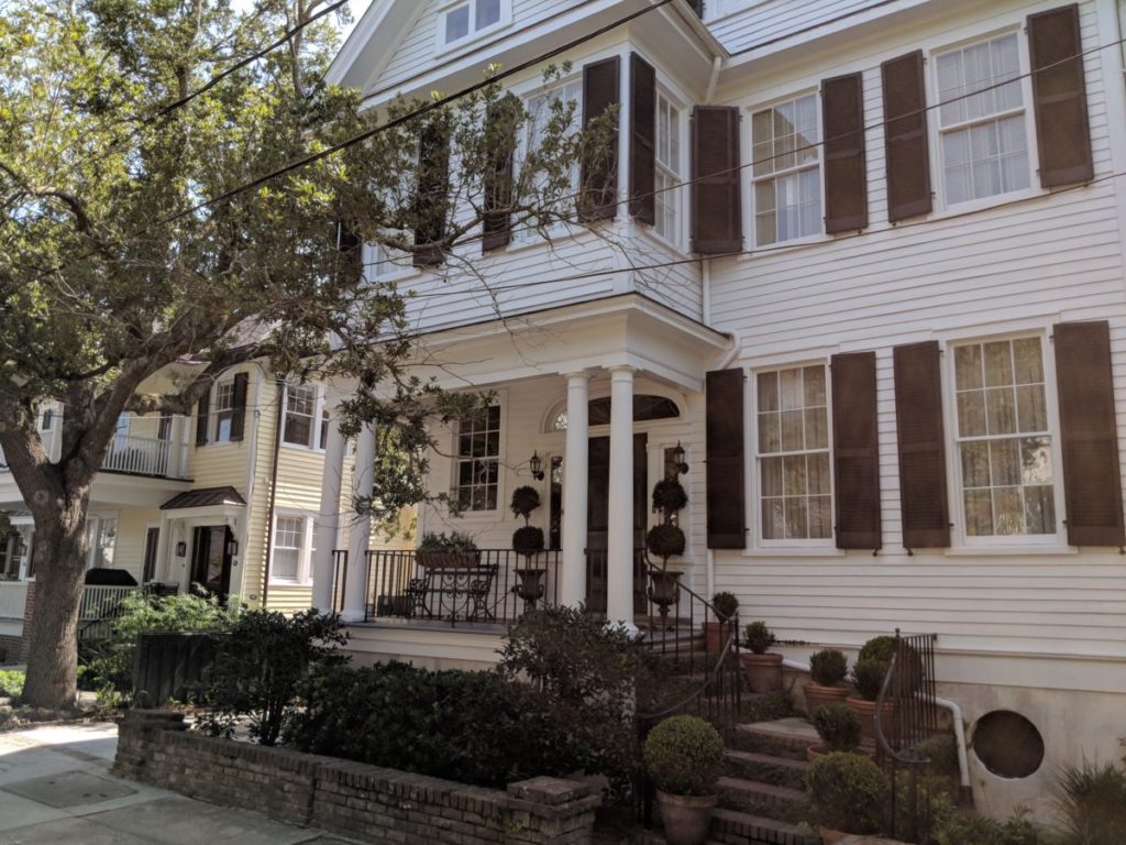 Enjoy beautiful homes & mansions during your Charleston, South Carolina horse & carriage tour