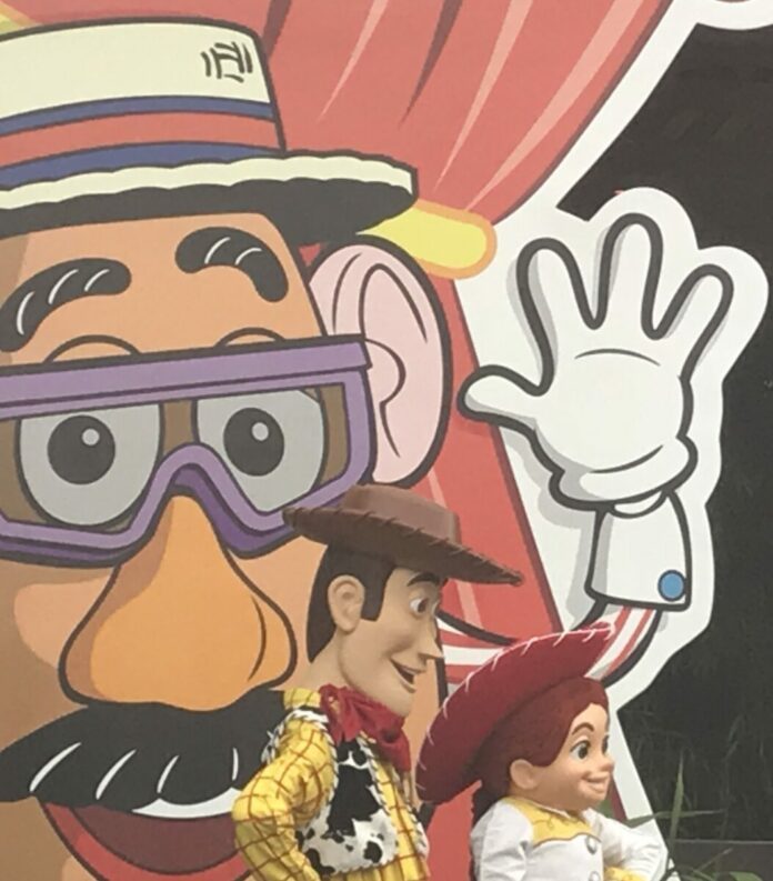 How to find out what characters are appearing in the Walt Disney World Resort & when with the My Disney Experience App